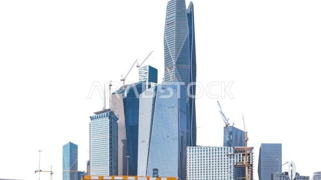 الوجهة الرئيسية للمال والاعمال، الفن الهندسي المعماري على الطراز الحديث والمتطور لأبراج مدينة الملك عبد الله المالية كافد في الرياض في النهار، النمو والتقدم العمراني لناطحات السحاب في المملكة العربية السعودية، تحقيق النهضة الاقتصادية والتجارية، خلفية بيضاء