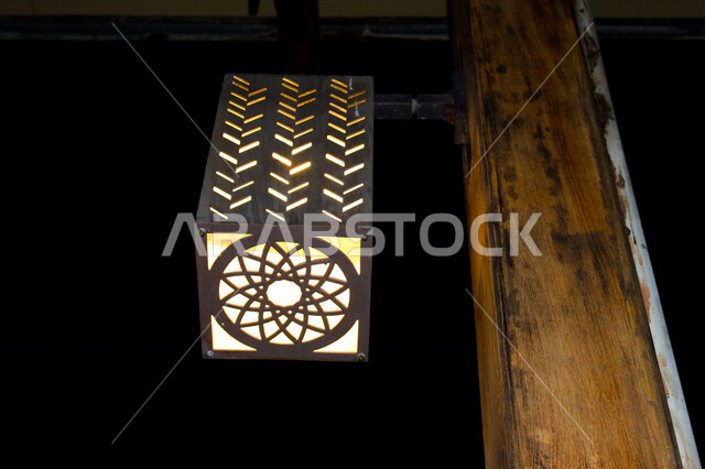 صورة لفانوس الانارة المعلق في احد شوارع دبي ليلا، مصابيح الانارة في شوارع دبي القديمة