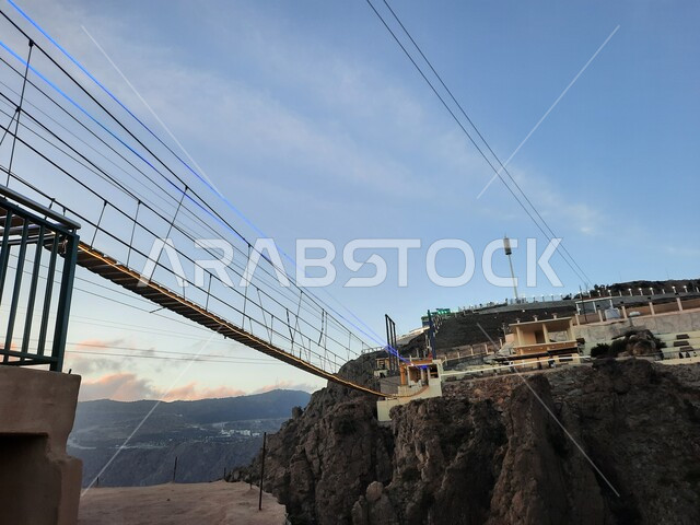 التشكيل والتكوين الصخري للجبل في المملكة العربية السعودية، الجسر الخشبي المعلق في حديقة الأمير حسام في محافظة الباحة، منظر طبيعي متميز للقمة والمرتفع الجبلي، المنتزهات والحدائق العامة، معلم سياحي مشهور، مكان جذب واستقطاب السائحين