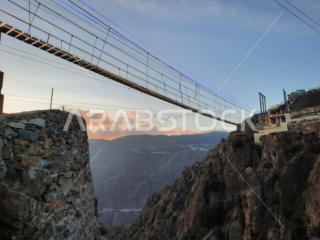 التشكيل والتكوين الصخري للجبل في المملكة العربية السعودية، الجسر الخشبي المعلق في حديقة الأمير حسام في محافظة الباحة، منظر طبيعي متميز للقمة والمرتفع الجبلي، المنتزهات والحدائق العامة، معلم سياحي مشهور، مكان جذب واستقطاب السائحين