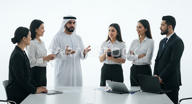 التعارف وبناء العلاقات الاجتماعية, رجل أعمال عربي خليجي اماراتي يرتدي الكندورة والغترة يقوم بشرح خطط واستراتيجيات المهام المطلوبة للموظفين، بيئة مريحة في الشركات الاماراتية, تبادل النقاشات في العمل في المكتب داخل مقر الشركة