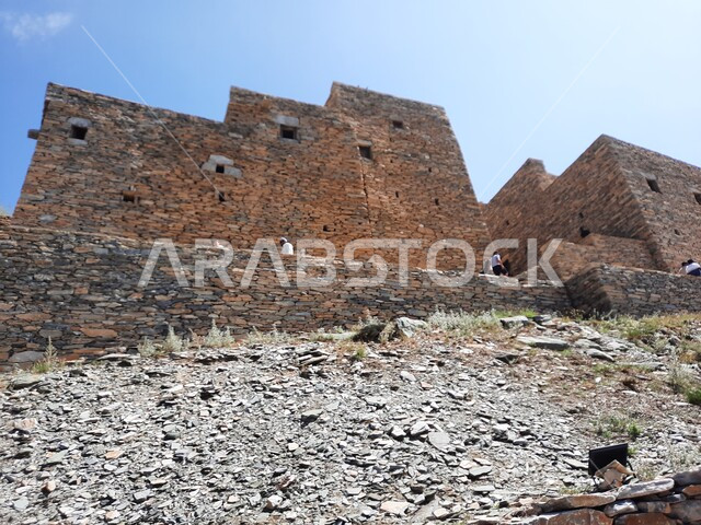 البناء الأثري القديم المشيد من الأحجار وجذوع أشجار السدر, معلم جبلي سياحي مشهور, قرية الرخام في ذي عين الأثرية التاريخية الحصينة, فن التصميم المعماري لمنازل ومباني القرى في المملكه العربيه السعودية
