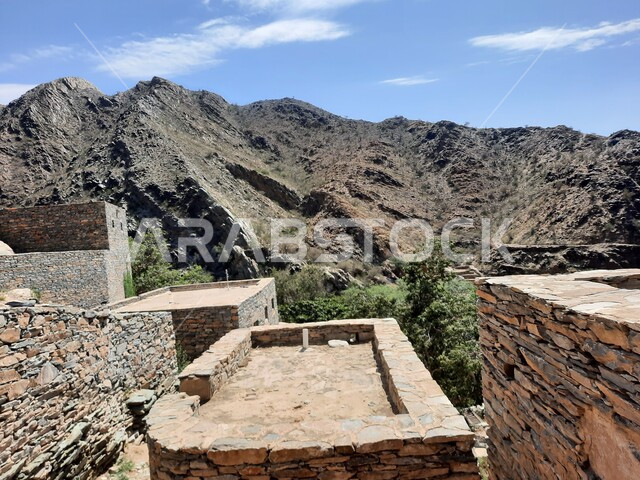 التكوين والتشكيل الصخري للجبل، البناء الأثري القديم المشيد من الأحجار وجذوع أشجار السدر, فن التصميم المعماري لمنازل ومباني القرى في المملكه العربيه السعودية، قرية الرخام في ذي عين الأثرية التاريخية الحصينة, معلم جبلي سياحي مشهور