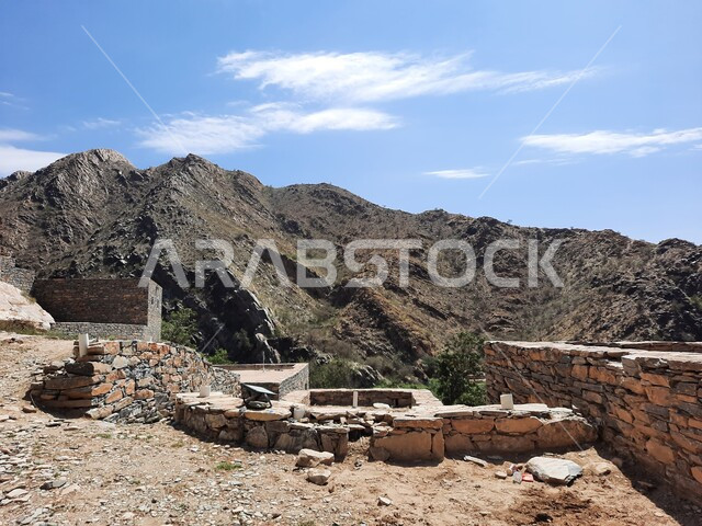 التكوين والتشكيل الصخري للجبل، البناء الأثري القديم المشيد من الأحجار وجذوع أشجار السدر, فن التصميم المعماري لمنازل ومباني القرى في المملكه العربيه السعودية، قرية الرخام في ذي عين الأثرية التاريخية الحصينة, معلم جبلي سياحي مشهور