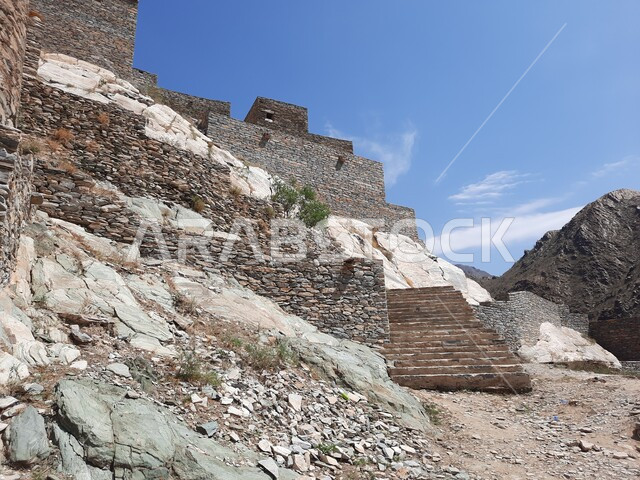 البناء الأثري القديم المشيد من الأحجار وجذوع أشجار السدر, فن التصميم المعماري لمنازل ومباني القرى في المملكه العربيه السعودية، قرية الرخام في ذي عين الأثرية التاريخية الحصينة, معلم جبلي سياحي مشهور