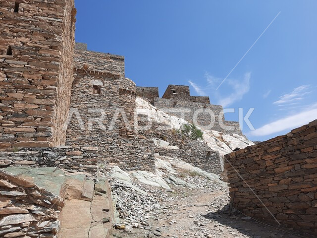 البناء الأثري القديم المشيد من الأحجار وجذوع أشجار السدر, فن التصميم المعماري لمنازل ومباني القرى في المملكه العربيه السعودية، قرية الرخام في ذي عين الأثرية التاريخية الحصينة, معلم جبلي سياحي مشهور