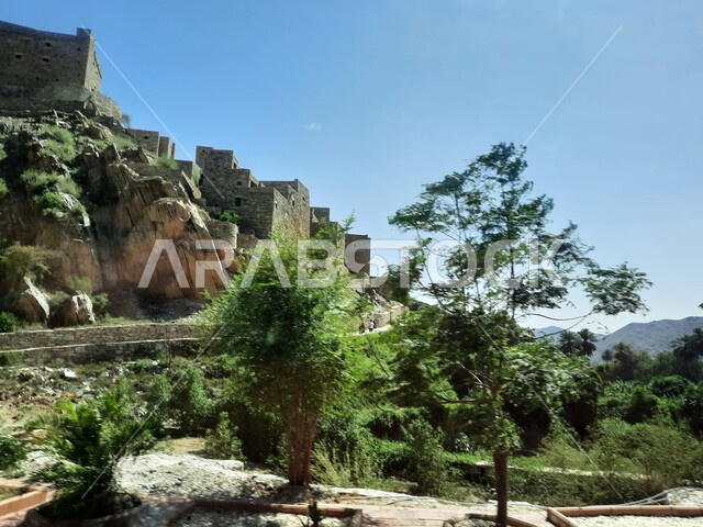 حديقة ذي العين في محافظة الباحة في النهار، منتزه لقضاء وقت ممتع، معلم سياحي مشهور، المنتزهات والحدائق العامة بالمملكة العربية السعودية، أماكن جذب واستقطاب الزوار والسائحين، وجهة عائلية ترفيهية، التكوين والتشكيل الصخري للجبال