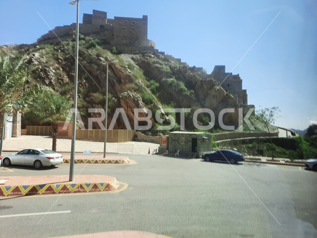 منتزه لقضاء وقت ممتع، معلم سياحي مشهور، المنتزهات والحدائق العامة بالمملكة العربية السعودية، أماكن جذب واستقطاب الزوار والسائحين، وجهة عائلية ترفيهية، حديقة ذي العين في محافظة الباحة في النهار، التكوين والتشكيل الصخري للجبال