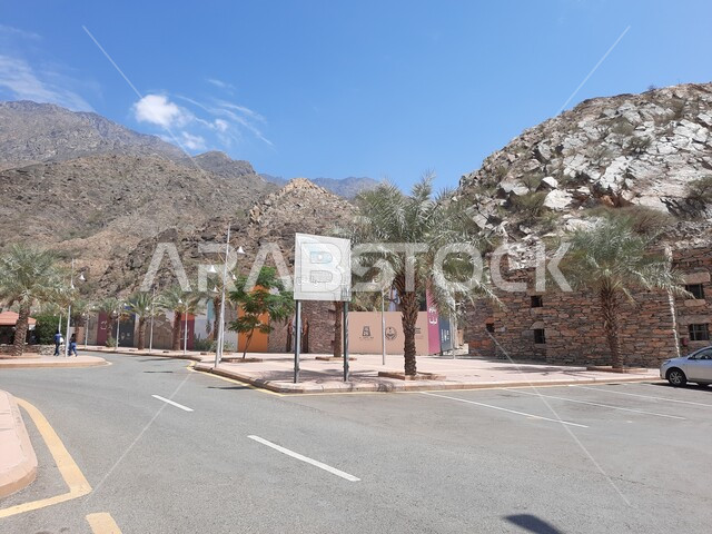 منتزه لقضاء وقت ممتع، معلم سياحي مشهور، المنتزهات والحدائق العامة بالمملكة العربية السعودية، أماكن جذب واستقطاب الزوار والسائحين، وجهة عائلية ترفيهية، حديقة ذي العين في محافظة الباحة في النهار، التكوين والتشكيل الصخري للجبال