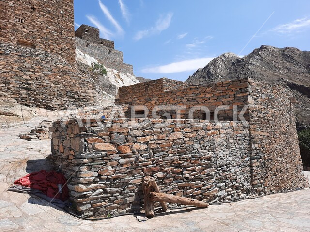 البناء الأثري القديم المشيد من الأحجار وجذوع أشجار السدر, قرية الرخام في ذي عين الأثرية التاريخية الحصينة, فن التصميم المعماري لمنازل ومباني القرى في المملكه العربيه السعودية، معلم جبلي سياحي مشهور