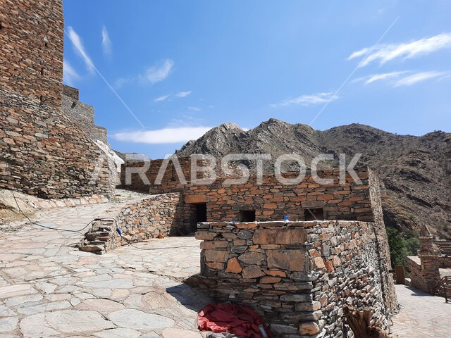 البناء الأثري القديم المشيد من الأحجار وجذوع أشجار السدر, قرية الرخام في ذي عين الأثرية التاريخية الحصينة, فن التصميم المعماري لمنازل ومباني القرى في المملكه العربيه السعودية، معلم جبلي سياحي مشهور