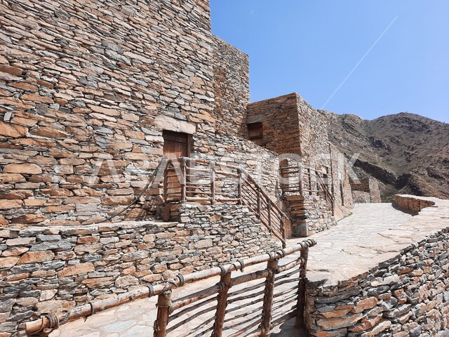 التضاريس والجبال الحجرية، التكوين والتشكيل الصخري للمرتفع الجبلي, قرية الرخام في ذي عين الأثرية, البيوت على قمة الجبل في منطقة الباحة في المملكة العربية السعودية، معلم سياحي مشهور، مكان جذب واستقطاب السائحين