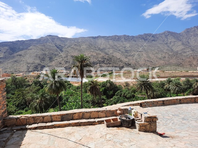 مكان جذب واستقطاب السائحين، التكوين والتشكيل الصخري للمرتفع الجبلي، التضاريس والجبال الحجرية، قرية الرخام في ذي عين الأثرية، البيوت على قمة الجبل في منطقة الباحة في المملكة العربية السعودية، معلم سياحي مشهور