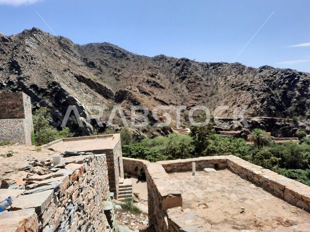 التضاريس والجبال الحجرية، قرية الرخام في ذي عين الأثرية، البيوت على قمة الجبل في منطقة الباحة في المملكة العربية السعودية، مكان جذب واستقطاب السائحين، معلم سياحي مشهور، التكوين والتشكيل الصخري للمرتفع الجبلي