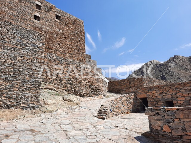 البناء الأثري القديم المشيد من الأحجار وجذوع أشجار السدر, قرية الرخام في ذي عين الأثرية التاريخية الحصينة, فن التصميم المعماري لمنازل ومباني القرى في المملكه العربيه السعودية، معلم جبلي سياحي مشهور