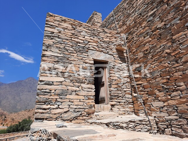 البناء الأثري القديم المشيد من الأحجار وجذوع أشجار السدر, قرية الرخام في ذي عين الأثرية التاريخية الحصينة, فن التصميم المعماري لمنازل ومباني القرى في المملكه العربيه السعودية، معلم جبلي سياحي مشهور