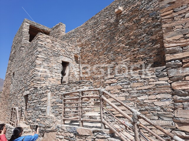 البناء الأثري القديم المشيد من الأحجار وجذوع أشجار السدر, قرية الرخام في ذي عين الأثرية التاريخية الحصينة, فن التصميم المعماري لمنازل ومباني القرى في المملكه العربيه السعودية، معلم جبلي سياحي مشهور