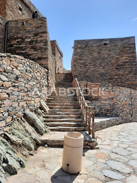 البناء الأثري القديم المشيد من الأحجار وجذوع أشجار السدر, معلم جبلي سياحي مشهور، قرية الرخام في ذي عين الأثرية التاريخية الحصينة, فن التصميم المعماري لمنازل ومباني القرى في المملكه العربيه السعودية، الدرج والسلم الصخري