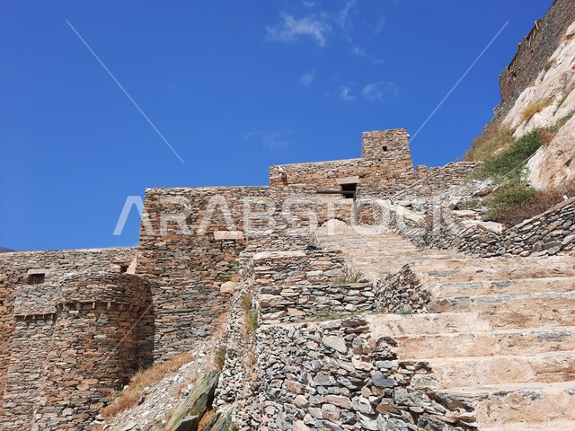 الفن الهندسي المعماري على الطراز القديم للبيوت والمنازل على قمة الجبل في منطقة الباحة، مكان جذب واستقطاب السائحين، معلم سياحي مشهور، قرية الرخام في ذي عين الأثرية في المملكة العربية السعودية