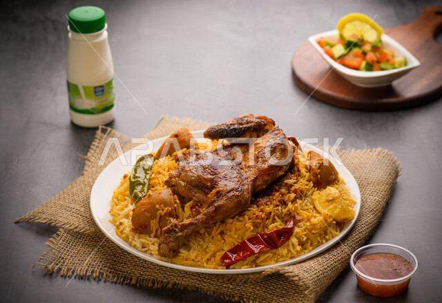 طبق غذائي متكامل مكون من كبسة الدجاج السعودية , وطبق سلطة الخضروات الطازجة , الغذاء الصحي المتوازن لجسم صحي و سليم .