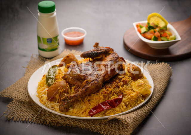 طبق غذائي متكامل مكون من كبسة الدجاج السعودية , وطبق سلطة الخضروات الطازجة , الغذاء الصحي المتوازن لجسم صحي و سليم .