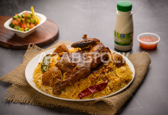 طبق غذائي متكامل مكون من كبسة الدجاج السعودية , وطبق سلطة الخضروات الطازجة , الغذاء الصحي المتوازن لجسم صحي و سليم .