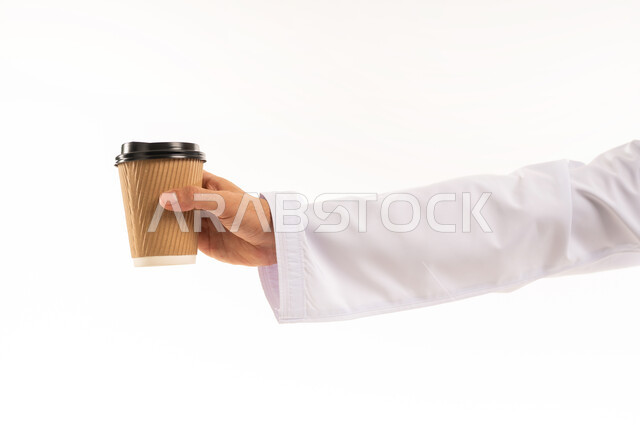 الاستمتاع بتناول المشروبات الساخنة والأعشاب الشتوية الدافئة المفضلة، تأثير الكافيين على نشاط الدماغ والذاكرة، بورتريه مقرب لايدي رجل يحمل كوب ورقي مقوى من القهوة، خلفية بيضاء