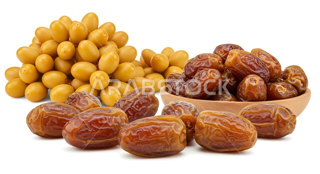 ضيافة رمضانية شهية، أنواع المختلفة من التمور الصحية اللذيذة، حصاد النخيل في مزارع المملكة، صورة مقربة لحبات من التمر، منتجات محلية سعودية وطنية، وجبة غذائية صحية ذات أهمية عاليه