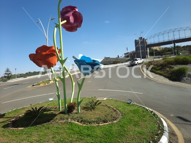 مكان لقضاء وقت ممتع، الطرق والشوارع الاسفلتية في  منتزه غابة رغدان في محافظة الباحة في النهار، المنتزهات والحدائق العامة بالمملكة العربية السعودية، معلم سياحي مشهور، أماكن جذب واستقطاب الزوار والسائحين، التكوين والتشكيل الصخري للجبال، وجهة عائلية ترفيهية