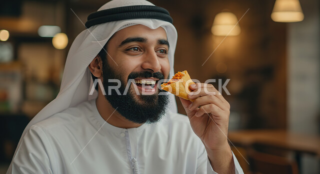 ايماءات السعادة والسرور بقدوم شهر الخير، فطائر والمقبلات رمضانية شهية، صورة مقربة لرجل عربي خليجي اماراتي يرتدي الكندورة والغترة يقوم بأكل قطعة من السمبوسك اللذيذة في رمضان المبارك