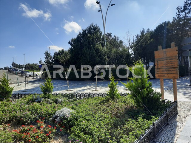 لوحات ارشادية في منتزه غابة رغدان بمحافظة الباحة في النهار، معلم سياحي مشهور، وجهة عائلية ترفيهية، المنتزهات والحدائق العامة بالمملكة العربية السعودية، مكان لقضاء وقت ممتع، أماكن جذب واستقطاب السياح من جميع دول العالم