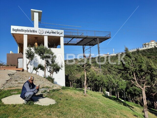مكان لقضاء وقت ممتع، أماكن جذب واستقطاب السياح من جميع دول العالم، زائر عربي خليجي سعودي في منتزه رغدان في النهار بالباحة، معلم سياحي مشهور، وجهة عائلية ترفيهية، المنتزهات والحدائق العامة بالمملكة العربية السعودية
