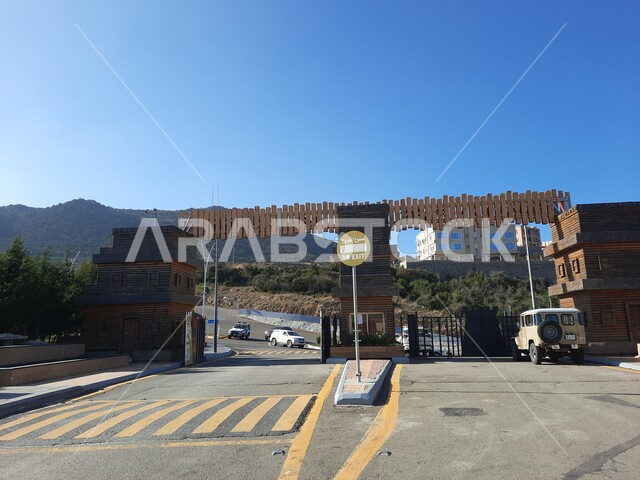 مكان لقضاء وقت ممتع، الطرق والشوارع الاسفلتية في منتزه غابة رغدان في محافظة الباحة في النهار، المنتزهات والحدائق العامة بالمملكة العربية السعودية، معلم سياحي مشهور، أماكن جذب واستقطاب الزوار والسائحين، التكوين والتشكيل الصخري للجبال، وجهة عائلية ترفيهية