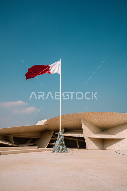 المعالم والمتاحف والقصور المشهورة، الفن الهندسي المعماري على الطراز الحديث، النمو والتقدم العمراني، مبنى متحف قطر الوطني على كورنيش الدوحة نهارا، مقصد السائحين من مختلف البلدان للتعرف على التراث والحضارة القطرية، علم الدولة يرفرف على السارية