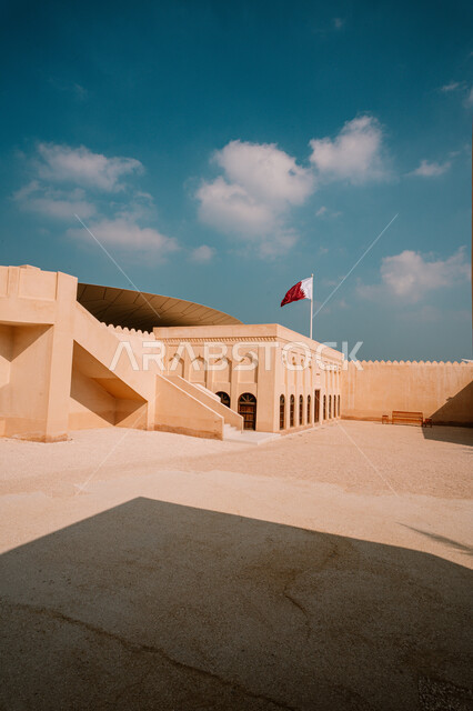 المعالم والمتاحف والقصور المشهورة، الفن الهندسي المعماري على الطراز الحديث، النمو والتقدم العمراني، مبنى متحف قطر الوطني على كورنيش الدوحة نهارا، مقصد السائحين من مختلف البلدان للتعرف على التراث والحضارة القطرية، علم الدولة يرفرف على السارية