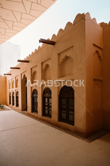 مقصد السائحين من مختلف البلدان للتعرف على التراث والحضارة القطرية، المعالم والمتاحف والقصور المشهورة، الفن الهندسي المعماري على الطراز العريق للممرات، النمو والتقدم العمراني، مبنى متحف قطر الوطني على كورنيش الدوحة نهارا