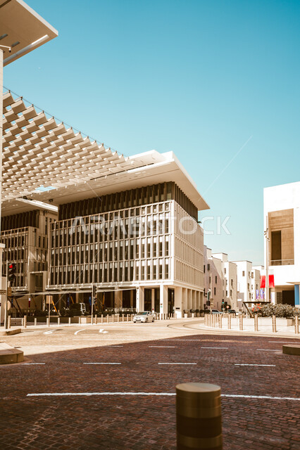 مقصد السائحين من مختلف البلدان، النمو والتقدم العمراني، المباني والمنشآت في مشيرب قلب الدوحة في النهار, الفن الهندسي المعماري في البناء على الطراز الحديث, الأماكن والمعالم السياحية المشهورة في دولة قطر,  جذب واستقطاب السياح من أنحاء العالم