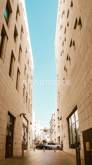 المباني والمنشآت في مشيرب قلب الدوحة في النهار, مقصد السائحين من مختلف البلدان، النمو والتقدم العمراني، الفن الهندسي المعماري في البناء على الطراز الحديث, الأماكن والمعالم السياحية المشهورة في دولة قطر,  جذب واستقطاب السياح من أنحاء العالم