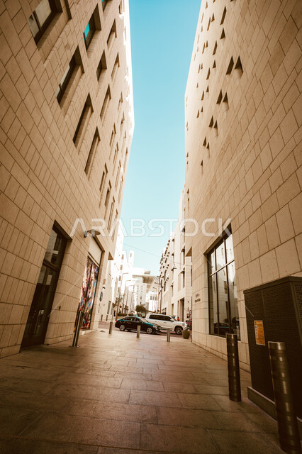 المباني والمنشآت في مشيرب قلب الدوحة في النهار, مقصد السائحين من مختلف البلدان، النمو والتقدم العمراني، الفن الهندسي المعماري في البناء على الطراز الحديث, الأماكن والمعالم السياحية المشهورة في دولة قطر,  جذب واستقطاب السياح من أنحاء العالم