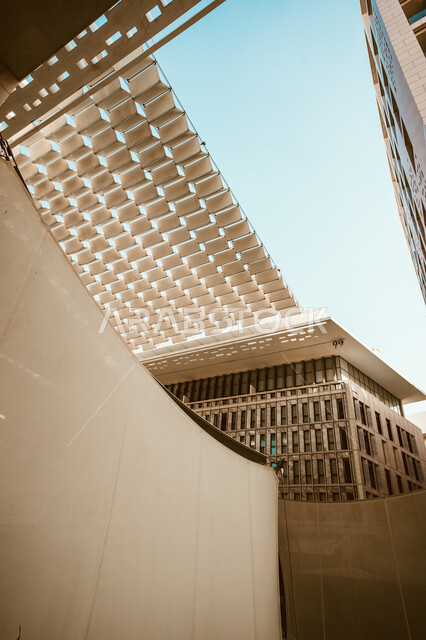 الأماكن والمعالم السياحية المشهورة في دولة قطر, المباني والمنشآت في مشيرب قلب الدوحة في النهار, مقصد السائحين من مختلف البلدان، النمو والتقدم العمراني، الفن الهندسي المعماري في البناء على الطراز الحديث, جذب واستقطاب السياح من أنحاء العالم