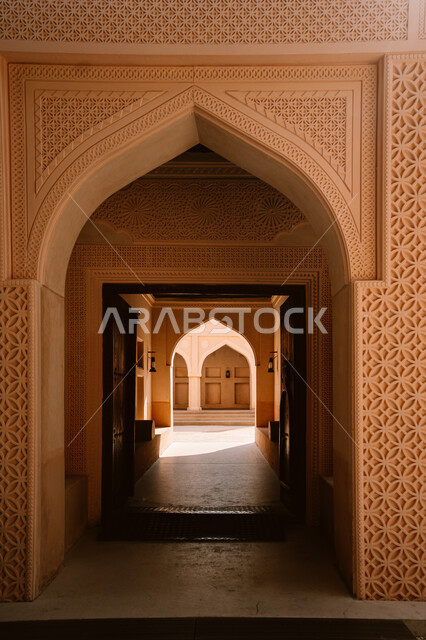  الفن الهندسي المعماري المتطور للمتاحف والمعالم التراثية الحضارية المشهورة، تصاميم وديكورات فنية تعكس الثقافة القطرية وهوية البلاد، مبنى متحف قطر الوطني على كورنيش الدوحة في النهار، مقصد السائحين من مختلف البلدان،  للأقواس المبنية على الطراز الفاخر