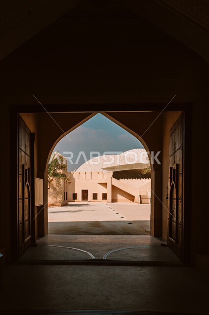  الفن الهندسي المعماري المتطور للمتاحف والمعالم التراثية الحضارية المشهورة، تصاميم وديكورات فنية تعكس الثقافة القطرية وهوية البلاد، مبنى متحف قطر الوطني على كورنيش الدوحة في النهار، مقصد السائحين من مختلف البلدان،  للأقواس المبنية على الطراز الفاخر