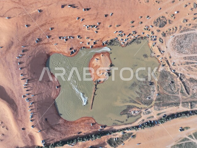  مسطح مائي وسط الرمال الذهبية، الثروات المائية في المملكة العربية السعودية، مكان طبيعي للكشتة البرية، صورة علوية عامودية لبحيرة الدريسية في النهار