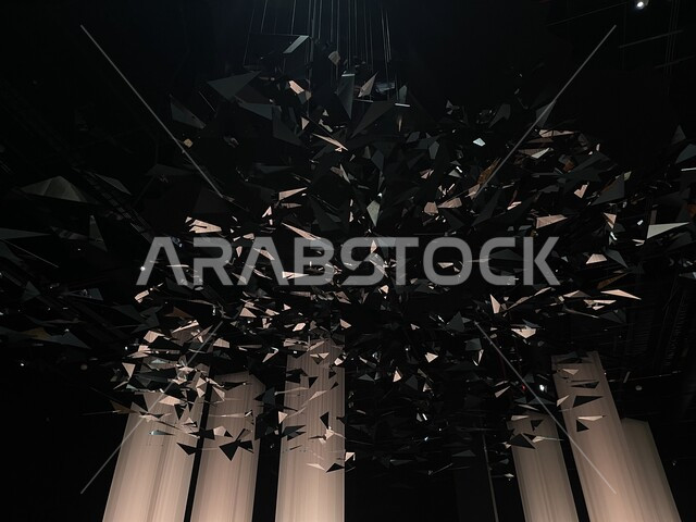 قطع كريستالية معلقة في سقف متحف بينالي للفنون الإسلامية في مدينة جدة، معلم تاريخي ثقافي مشهور في المملكة العربية السعودية, التحف والمقتنيات الأثرية المميزة، وجهه لجذب واستقطاب السياح من شتى انحاء العالم