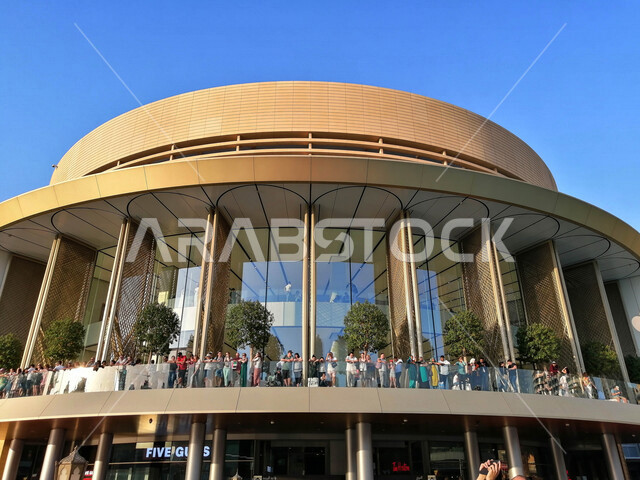 إطلالة جمالية مقربة لمطعم أسادو الأرجنتيني في محيط مول دبي ، جمال و سحر المطاعم المطلة على نافورة دبي وقت النهار ،  معالم سياحية رائعة في الإمارات العربية المتحدة