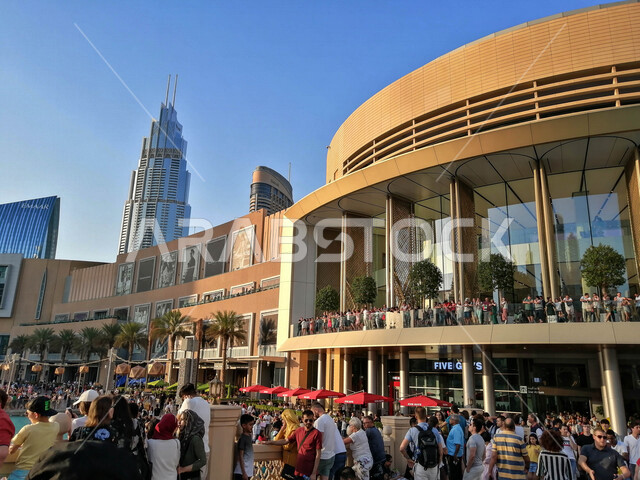 إطلالة جمالية مقربة لمطعم أسادو الأرجنتيني في محيط مول دبي ، جمال و سحر المطاعم المطلة على نافورة دبي وقت النهار ،  معالم سياحية رائعة في الإمارات العربية المتحدة