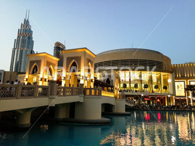 إطلالة جمالية مقربة لمطعم أسادو الأرجنتيني في محيط مول دبي ، جمال و سحر المطاعم المطلة على نافورة دبي وقت الغروب ،  معالم سياحية رائعة في الإمارات العربية المتحدة