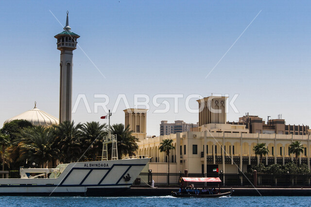 إطلالة جمالية للواجهة البحرية في منطقة الشندغة التاريخية في حي خور دبي ، معالم أثرية سياحية في دبي ، جمال و روعة المناظر الطبيعية الخلابة في الإمارات العربية المتحدة