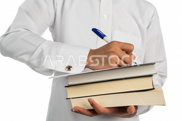 بورتريه لطالب جامعي عربي خليجي سعودي يحمل بيد مجموعة من الكتب  ، مستمتع بقراءة الكتاب الجامعي ،تدوين الملاحظات ، حل الواجبات ،المذاكرة للاختبارات الجامعية ، مراجعة الدروس اليومية ، التعليم الجامعي في المملكة العربية السعودية