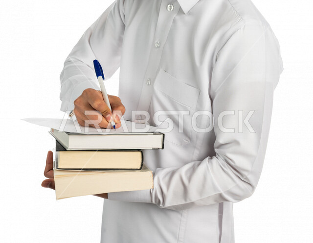 بورتريه لطالب جامعي عربي خليجي سعودي يحمل بيد مجموعة من الكتب  ، مستمتع بقراءة الكتاب الجامعي ،تدوين الملاحظات ، حل الواجبات ،المذاكرة للاختبارات الجامعية ، مراجعة الدروس اليومية ، التعليم الجامعي في المملكة العربية السعودية